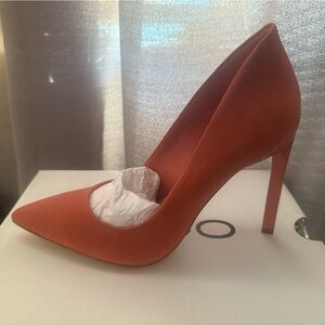 These are burnt orange size 8 pump.